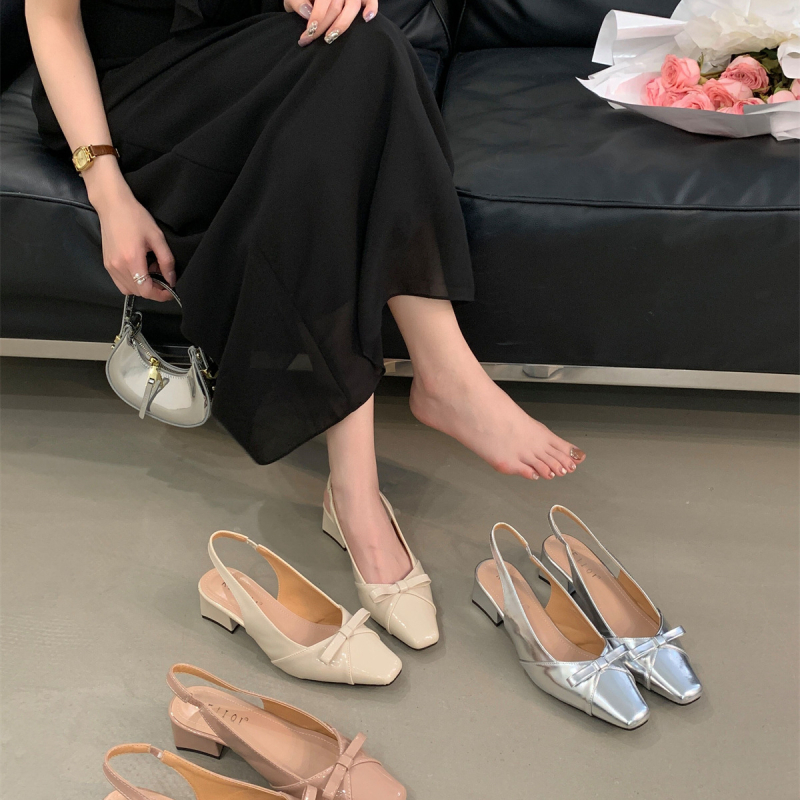 Sandále s jedným remienkom, štvorcový nos, horný materiál: super fiber, gumová podrážka, stredný podpätok 3–6 cm, mestský štýl, leto 2025