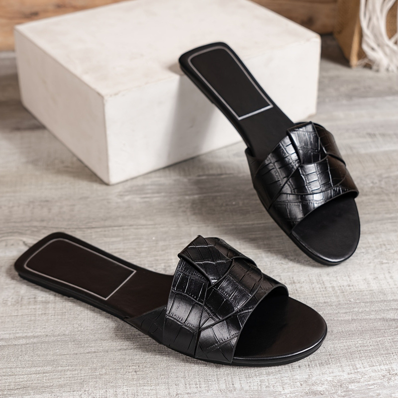 Plážové sandále s umelou kožou, gumová podrážka, okrúhla špička, stredná výška a platforma.