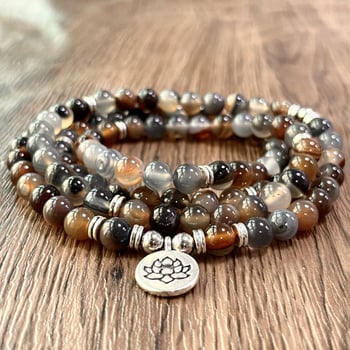 Náhrdelník z 108 korálov z prírodného kameňa, ručne vyrobený s pleteným reťazcom a lotosovým príveskom