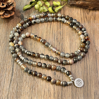 Náhrdelník z 108 korálov z prírodného kameňa, ručne vyrobený s pleteným reťazcom a lotosovým príveskom