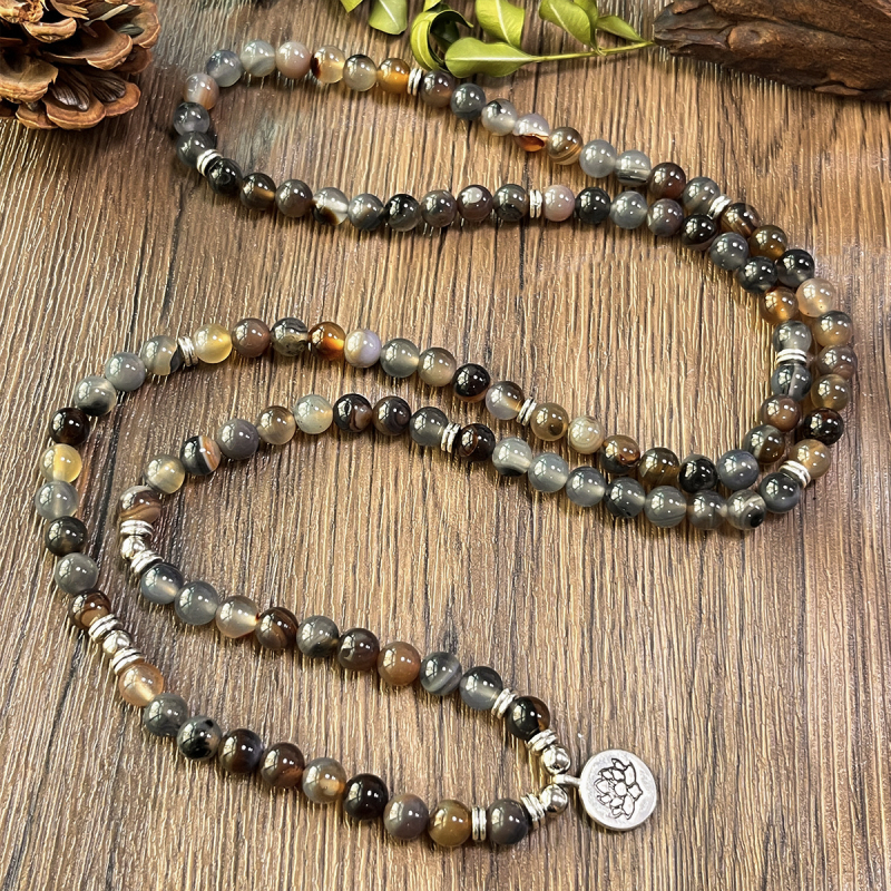 Náhrdelník z 108 korálov z prírodného kameňa, ručne vyrobený s pleteným reťazcom a lotosovým príveskom