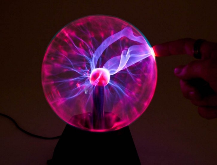 Dotykovo aktivovaná sklenená žiariaca guľa, elektrostatický efekt, fúkané borosilikátové sklo, personalizácia k dispozícii