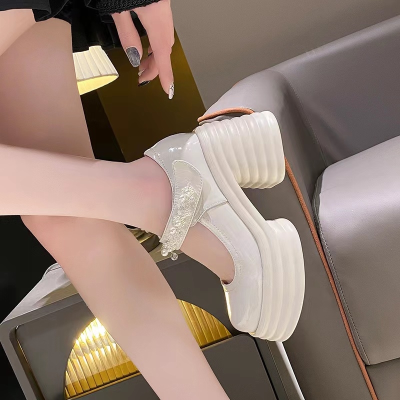 Svadobné topánky, okrúhla špička, hrubé podpätky, zapínanie na suchý zips, PU podrážka