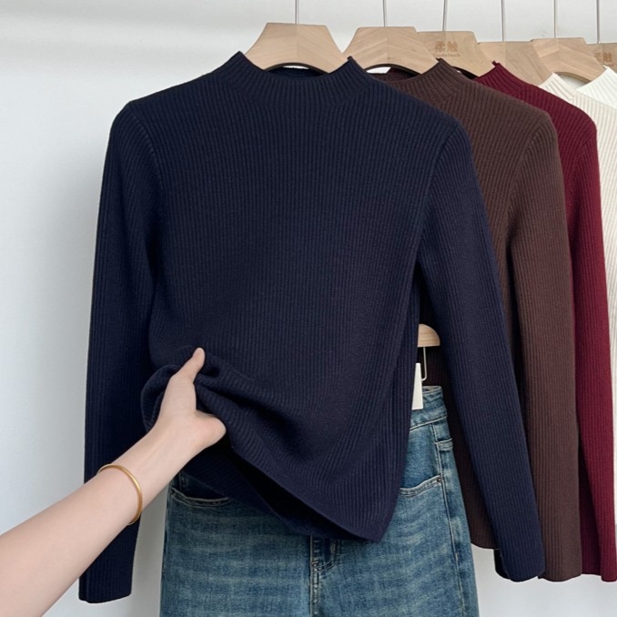 Pleten pulover s polu-visokim ovratnikom, dugim rukavima, standardne dužine; sastav Nylon/Poliamid 50–70% + Viskoza <30%