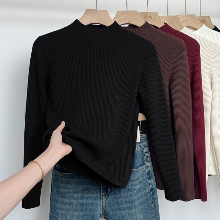 Pleten pulover s polu-visokim ovratnikom, dugim rukavima, standardne dužine; sastav Nylon/Poliamid 50–70% + Viskoza <30%