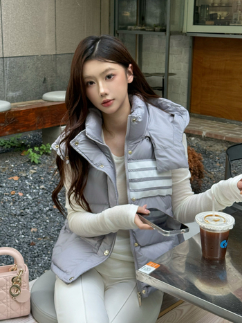 Dámska vesta s perím – hrubý stojací golier, odnímateľná, 86–90% bieleho kačacieho peria, Chunya Spun polyesterový povrch