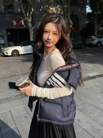 Dámska vesta s perím – hrubý stojací golier, odnímateľná, 86–90% bieleho kačacieho peria, Chunya Spun polyesterový povrch