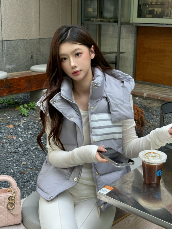 Dámska vesta s perím – hrubý stojací golier, odnímateľná, 86–90% bieleho kačacieho peria, Chunya Spun polyesterový povrch