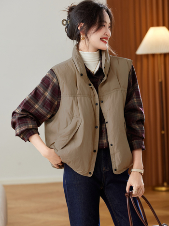 Vesta z kačacím downom, stojací golier, nylonová látka, 86–90% down, voľný mestský strih