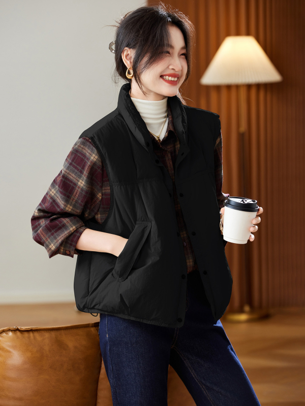 Vesta z kačacím downom, stojací golier, nylonová látka, 86–90% down, voľný mestský strih