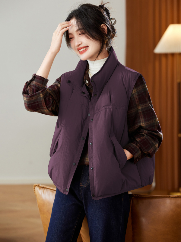 Vesta z kačacím downom, stojací golier, nylonová látka, 86–90% down, voľný mestský strih