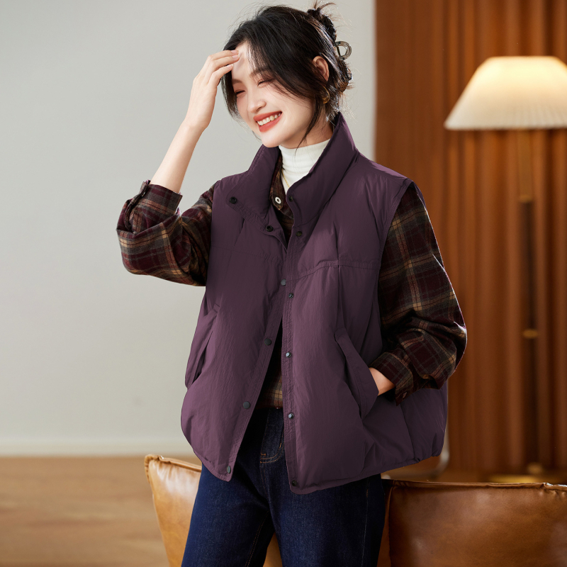 Vesta z kačacím downom, stojací golier, nylonová látka, 86–90% down, voľný mestský strih