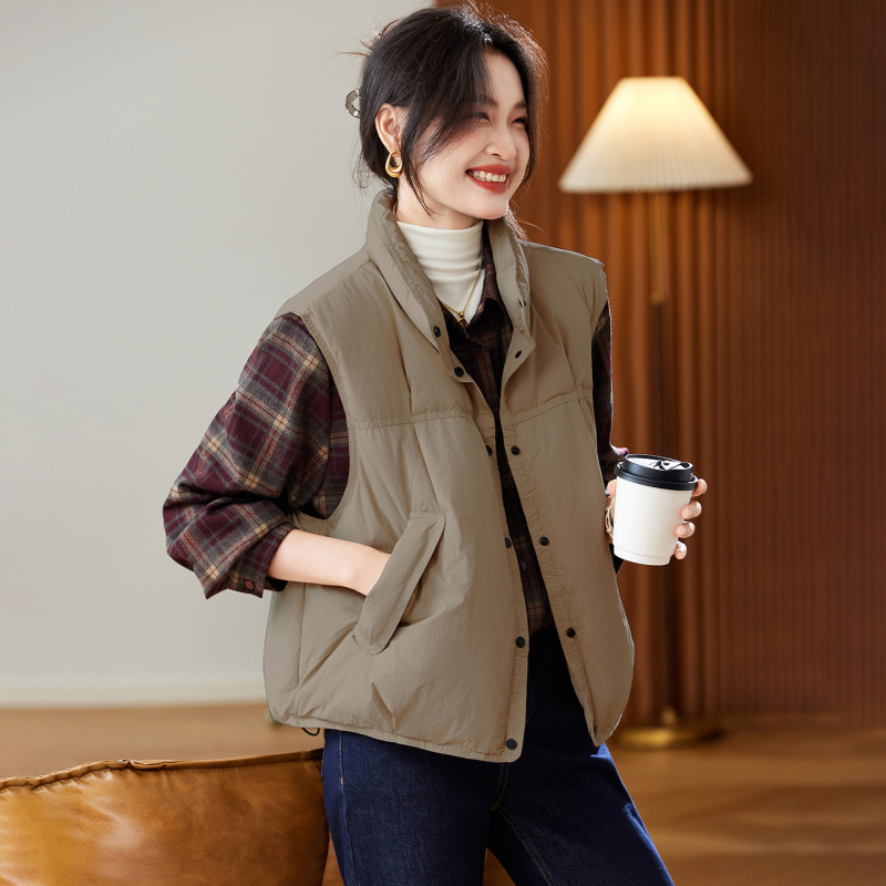 Vesta z kačacím downom, stojací golier, nylonová látka, 86–90% down, voľný mestský strih