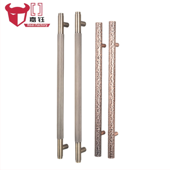 Kľučka na dvere — hliníková zliatina, povrch: liaty, gravírovanie/liatie, moderný minimalistický štýl, určené pre výstavné sály, hotely a kancelárie