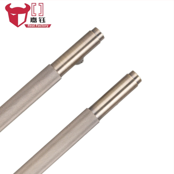 Kľučka na dvere — hliníková zliatina, povrch: liaty, gravírovanie/liatie, moderný minimalistický štýl, určené pre výstavné sály, hotely a kancelárie