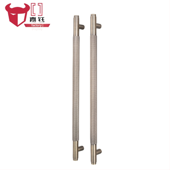 Kľučka na dvere — hliníková zliatina, povrch: liaty, gravírovanie/liatie, moderný minimalistický štýl, určené pre výstavné sály, hotely a kancelárie