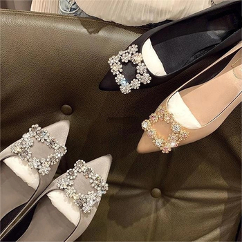 Dámske topánky s ostrým špičkou, mikrovláknový svršok, saténové detaily, nízky podpätok 1–3 cm, gumová podrážka