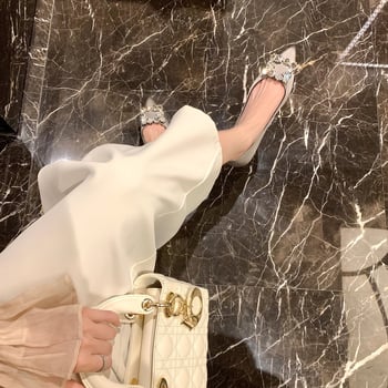 Dámske topánky s ostrým špičkou, mikrovláknový svršok, saténové detaily, nízky podpätok 1–3 cm, gumová podrážka