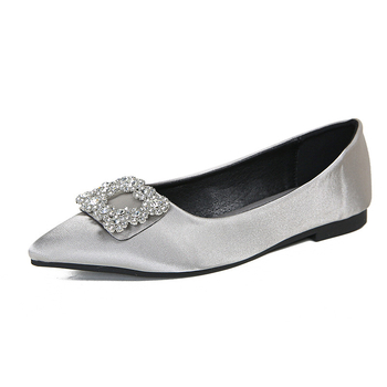 Dámske topánky s ostrým špičkou, mikrovláknový svršok, saténové detaily, nízky podpätok 1–3 cm, gumová podrážka