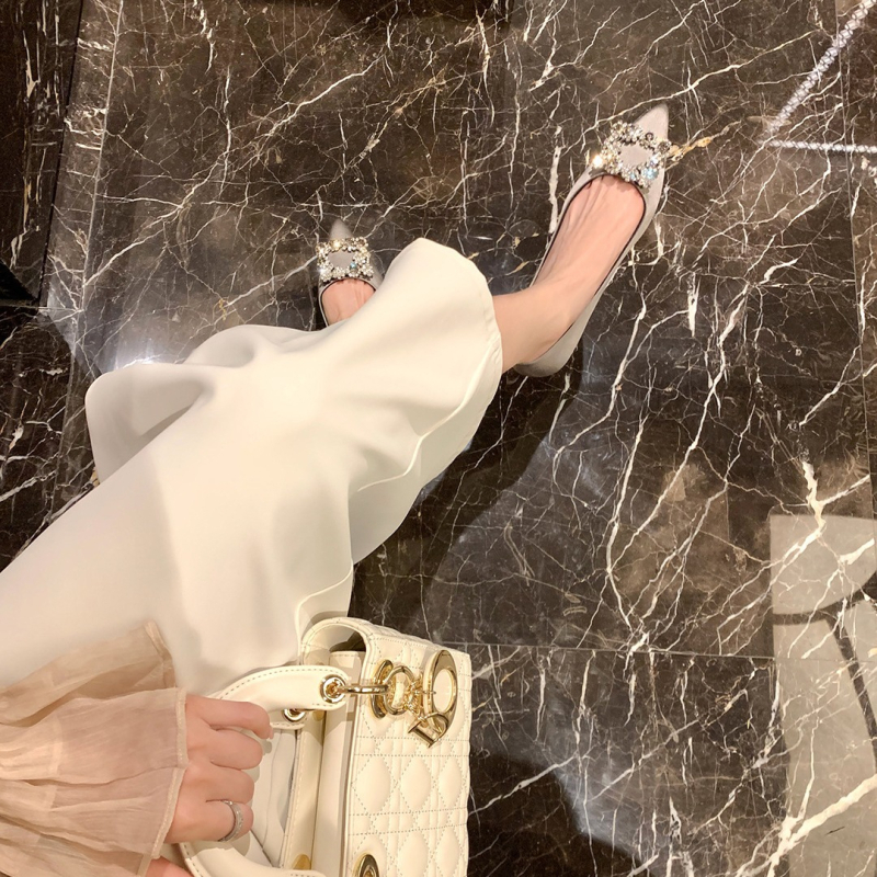 Dámske topánky s ostrým špičkou, mikrovláknový svršok, saténové detaily, nízky podpätok 1–3 cm, gumová podrážka