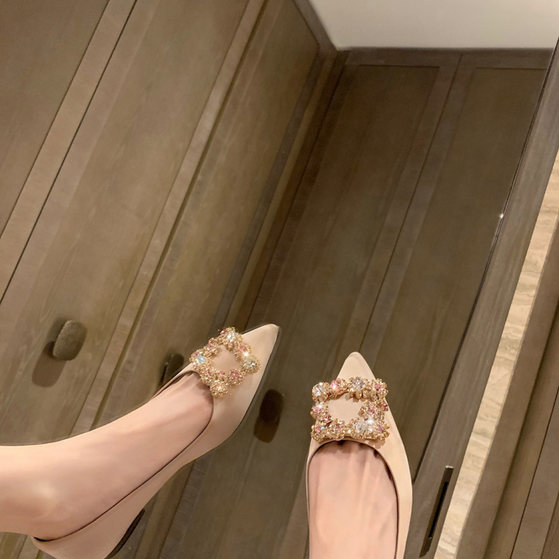 Dámske topánky s ostrým špičkou, mikrovláknový svršok, saténové detaily, nízky podpätok 1–3 cm, gumová podrážka