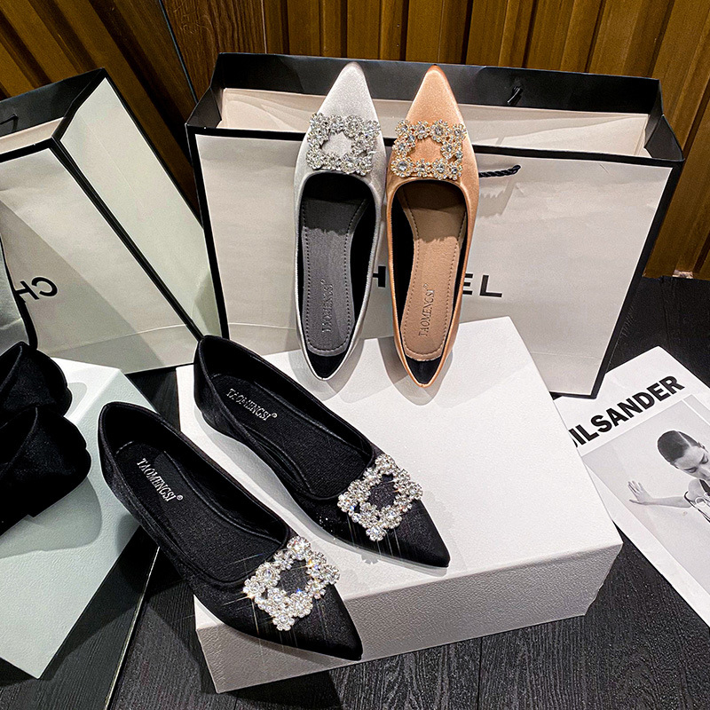 Dámske topánky s ostrým špičkou, mikrovláknový svršok, saténové detaily, nízky podpätok 1–3 cm, gumová podrážka