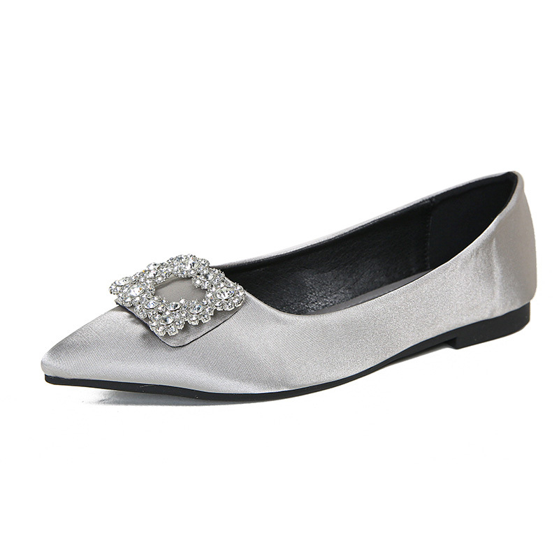 Dámske topánky s ostrým špičkou, mikrovláknový svršok, saténové detaily, nízky podpätok 1–3 cm, gumová podrážka