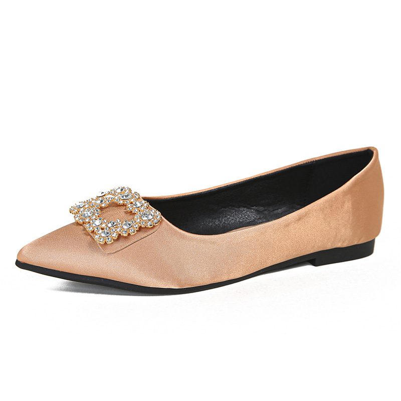 Dámske topánky s ostrým špičkou, mikrovláknový svršok, saténové detaily, nízky podpätok 1–3 cm, gumová podrážka