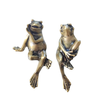 Mosadzová úchytka na nábytok s motívom žaby, kreatívny štýl, Lost-wax liatie, distressed povrch, 184 g