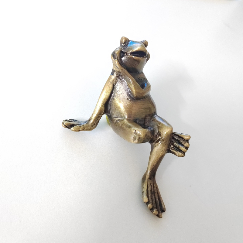 Mosadzová úchytka na nábytok s motívom žaby, kreatívny štýl, Lost-wax liatie, distressed povrch, 184 g