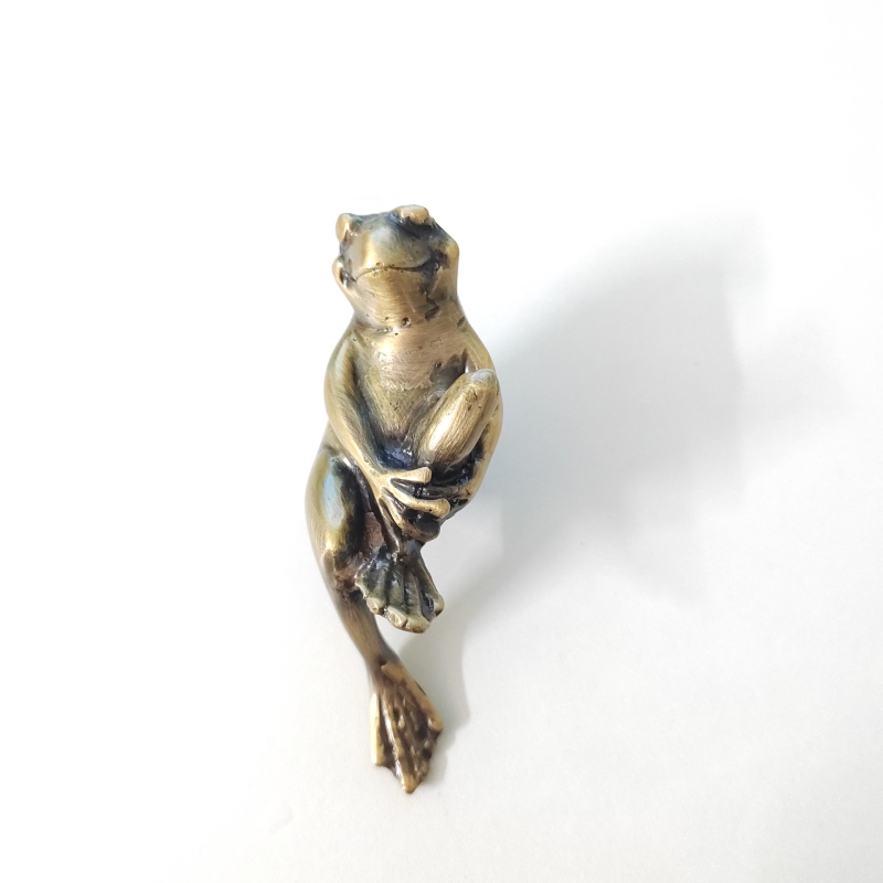 Mosadzová úchytka na nábytok s motívom žaby, kreatívny štýl, Lost-wax liatie, distressed povrch, 184 g