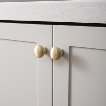 Držiak dvierok skrinky, mosadz, leštený brúsený povrch, francúzsky štýl KMGT, montáž s jednou dierou