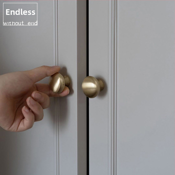 Držiak dvierok skrinky, mosadz, leštený brúsený povrch, francúzsky štýl KMGT, montáž s jednou dierou