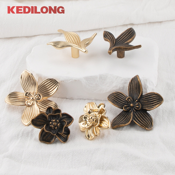 Rukoväť na skriňu v tvare lupene so samostatným otvorom, zliatina zinku, elektroplátovaná Kadillon 6149