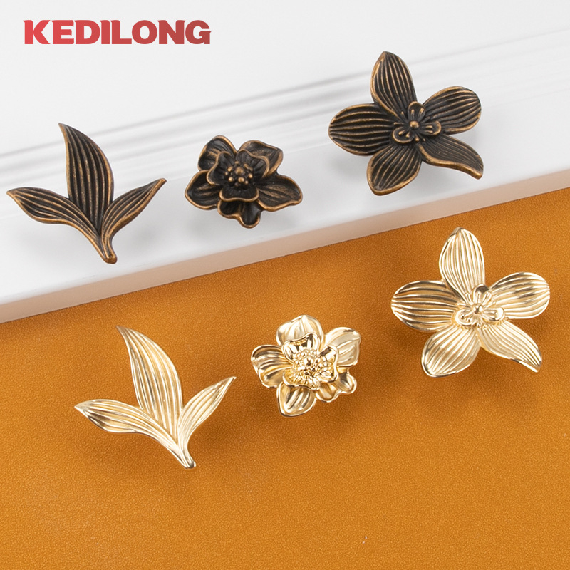 Rukoväť na skriňu v tvare lupene so samostatným otvorom, zliatina zinku, elektroplátovaná Kadillon 6149