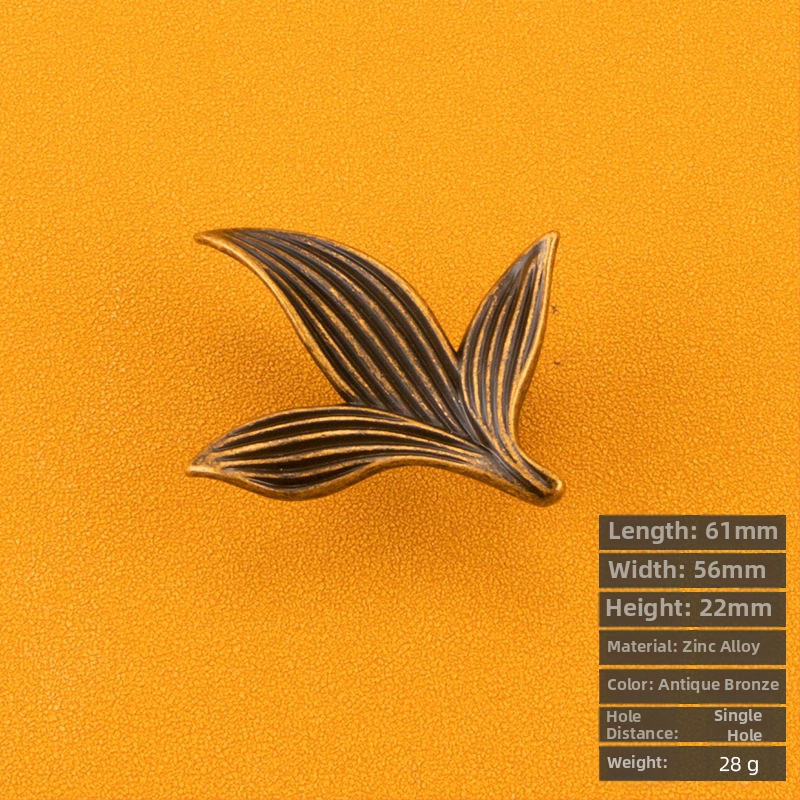 Rukoväť na skriňu v tvare lupene so samostatným otvorom, zliatina zinku, elektroplátovaná Kadillon 6149