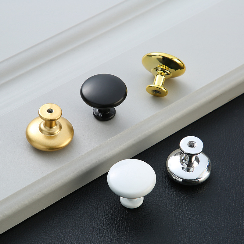 Nábytková rukoväť - hliníková zliatina a zliatina zinku, hlava hubovitého tvaru, kruhová s jednou dierou, model KY-811, elektrolytické úpravy