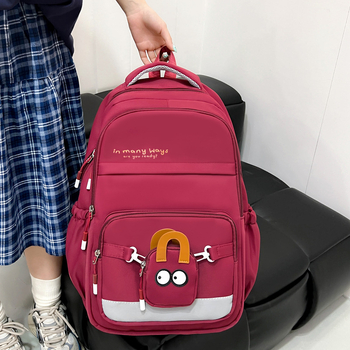 Nylon hátizsák egyetemi stílusban, kapacitás 20 L alatt, 12 hüvelykes laptophoz illeszkedik, ívelt vállpántok, lélegző