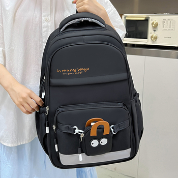 Nylon hátizsák egyetemi stílusban, kapacitás 20 L alatt, 12 hüvelykes laptophoz illeszkedik, ívelt vállpántok, lélegző