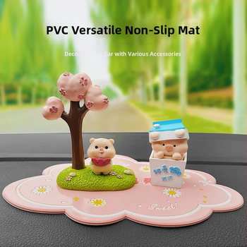 Čerstvá minimalistická protišmyková podložka na palubnú dosku auta, držiak na telefón a ozdobný ornament