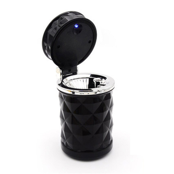 Auto pepelnjak s dijamantnim fasetnim dizajnom, LED svjetlom, preklopnim poklopom, učvršćivanje na ventilacijskom otvoru s nosačem