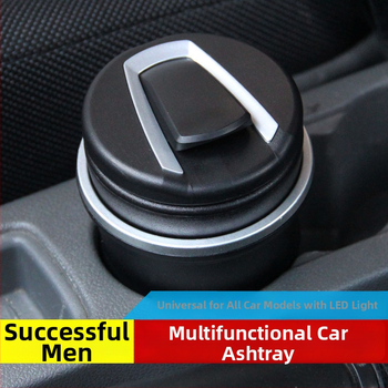 Popolník do auta s LED svetlami a krytom — plastový, 190 g