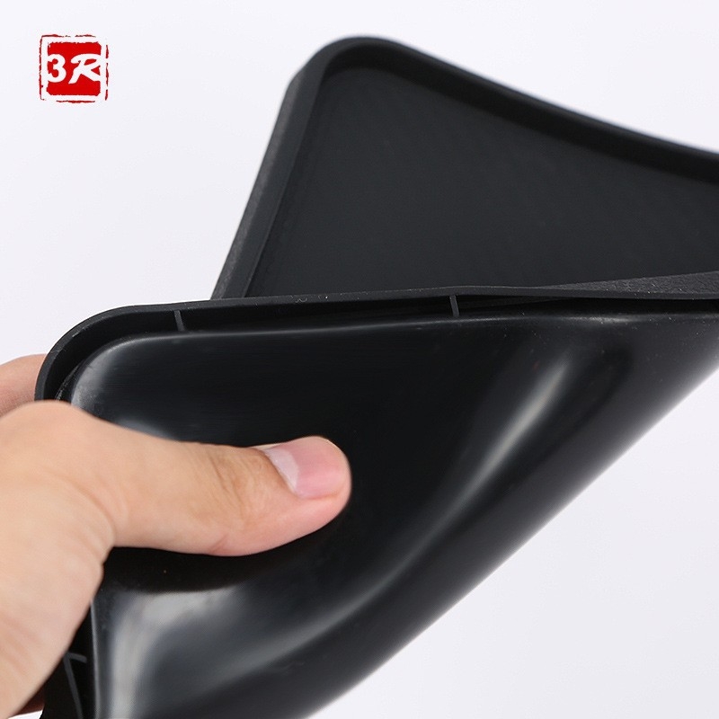 Protuklizna podloga za automobil na ploči upravljača i središnjoj konzoli; višenamjenski dizajn s držačem za telefon; PVC materijal; prilagodljiva obrada; marka Runnan