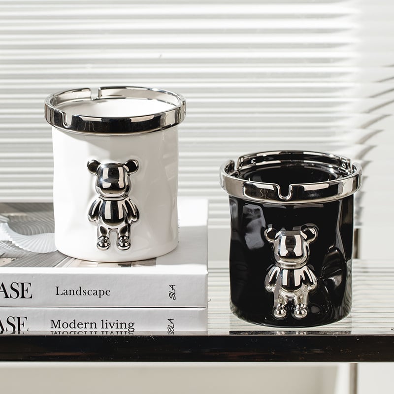 Porcelanski pepelnjak u obliku medvjeda s lijevkom, za dom i auto, Famous Art Ceramics, prilagodljiv s tiskanim logom