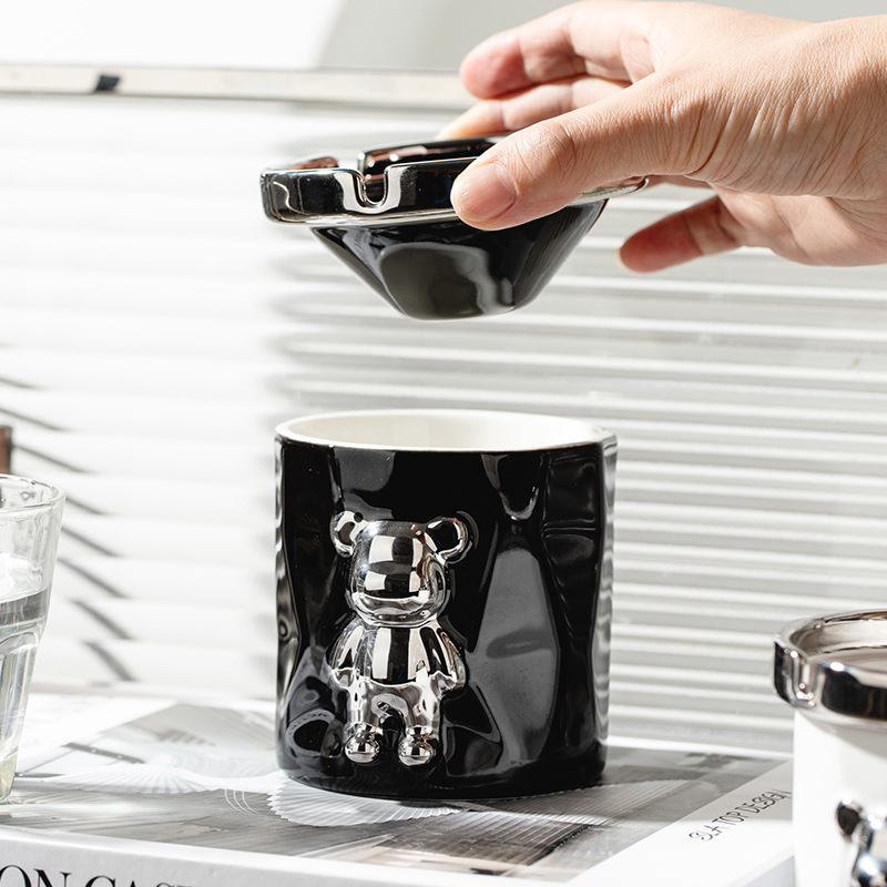 Porcelanski pepelnjak u obliku medvjeda s lijevkom, za dom i auto, Famous Art Ceramics, prilagodljiv s tiskanim logom