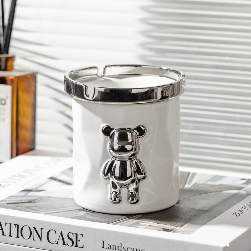 Porcelanski pepelnjak u obliku medvjeda s lijevkom, za dom i auto, Famous Art Ceramics, prilagodljiv s tiskanim logom