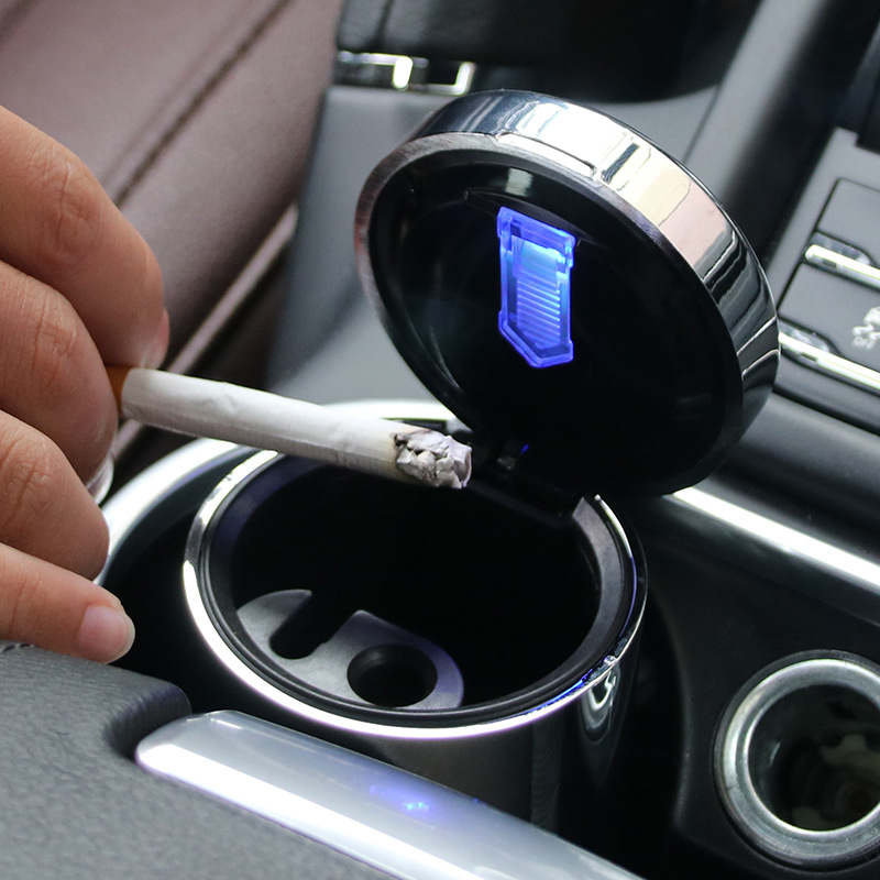 Auto pepelnjak - personaliziran, višenamjenski, s poklopcem i svjetlom; materijal: ABS otporan na toplinu; model SD-1204; težina 150 g; namijenjen za uporabu u vozilu