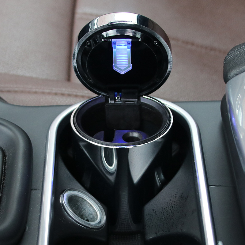 Auto pepelnjak - personaliziran, višenamjenski, s poklopcem i svjetlom; materijal: ABS otporan na toplinu; model SD-1204; težina 150 g; namijenjen za uporabu u vozilu