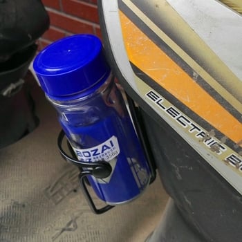 Θήκη μπουκαλιού νερού από κράμα αλουμινίου για σκούτερ και ηλεκτρικά οχήματα