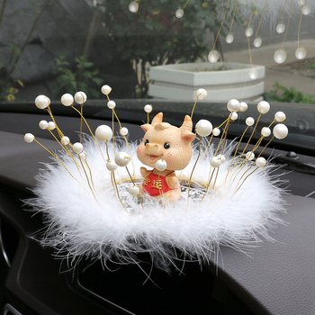 Unutrašnjost automobila: Protisklizna podloga za središnju konzolu s dekorom kraljevske krune i pernatim ornamentom — PVC, biseri, metal; Personalizacija: Da; Ispis logotipa: Da; Marka: Qianxiang; Artikal broj: 9254